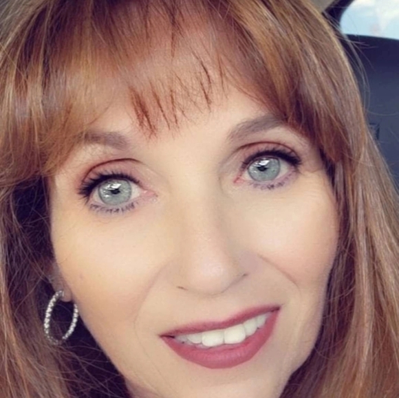 Meet your Posher, Elizabeth - Picture 2 of 3